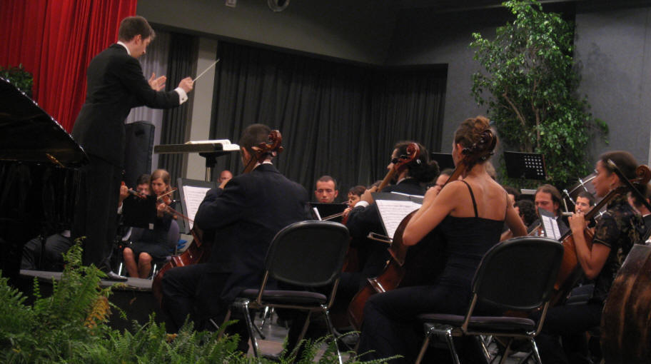 Mattia Peli dirige l'Orchestra Cherubini