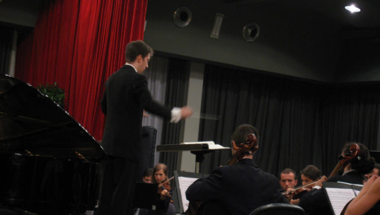 Mattia Peli dirige l'Orchestra Cherubini